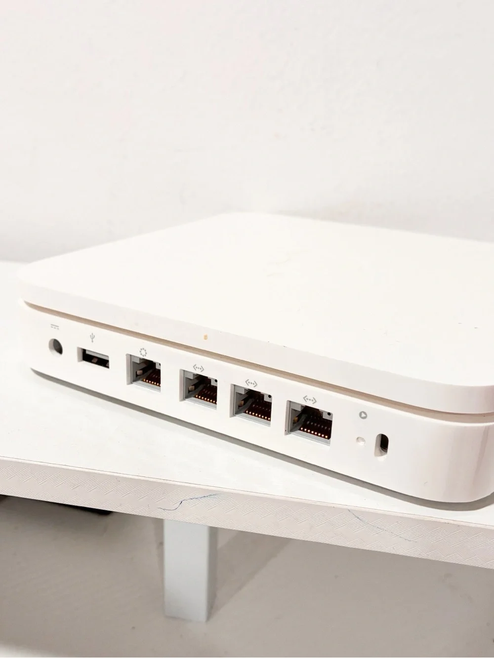 AirPort Extreme 802.11n WiFi Apple Router A1143 1st Gen Base Station - No Cables